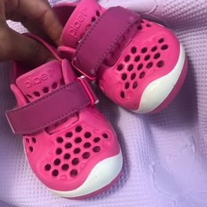Plae water shoes pink